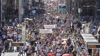 Miles de derechistas se manifiestan en Berlín en contra del confinamiento por covid-19