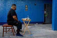 Javier Martínez, el doctor que come en el patio de su casa para no contagiar a su familia