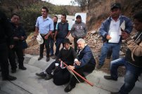 Oaxaqueños REGRESAN DINERO que les SOBRÓ a AMLO luego que PAVIMENTARON CAMINOS