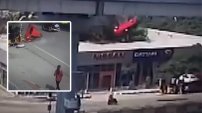 VIDEO: Supuesto auto cae de segundo piso, habría muertos y heridos. 