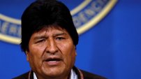 Ante presiones del Ejército, Evo Morales presenta su renuncia a la Presidencia de Bolivia. 