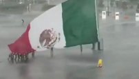 En pleno diluvio, soldados evitan que bandera nacional toque el suelo (VIDEO)
