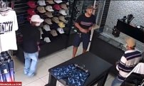 Joven frustra asalto en se tienda y fulmina a los tres ladrones (VIDEO)