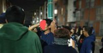 Vecinos atrapan a ladrón y lo amarran a un poste pata que todos pasen a golpearlo