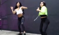 VIDEO: Gomita hace el ridículo al bailar “La Tusa” con Kimberly Flores