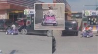 No le venden pizza por ir a pie y regresa en el carro de juguete de su hija (VIDEO)