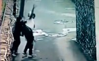 VIDEO: Harta de la delincuencia, MUJER golpea y somete a un LADRÓN en Coyoacán 