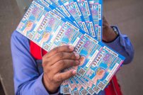 Hombre GANA la LOTERÍA 2 veces en UN MISMO DÍA