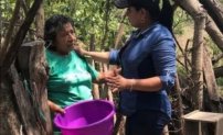Alcaldesa chiapaneca entrega bandejas a mujeres, lo presume y las redes le tunden con todo. 