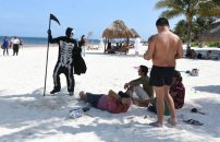 “La Muerte” visita playas de Quintana Roo e “invita” a bañistas a quedarse en casa
