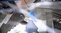 VIDEO FUERTE: Ladrones atacan a navajazos y martillazos a repartidor para asaltarlo.
