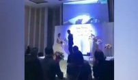 VIDEO: Novio exhibe infidelidad de su prometida en plena boda