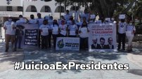 Jóvenes recorren calles de Quintana Roo para recolectar firmas para llevar a juicio a expresidentes