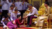 A tres meses de haberse casado, rey de Tailandia nombra a su amante miembro de la corte real. 