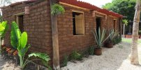Construyen casas resistentes a huracanes con el sargazo que está llegando a Cancún. 