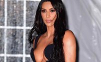 Kim Kardashian sufre terrible descuido al no traer ropa interior y las cámaras lo capturan.