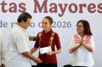 Entregan tarjetas de la Pensión Adulto Mayor en Teapa, Tabasco