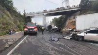 Pipa choca contra autos y se incendia en autopista a la altura de Naucalpan