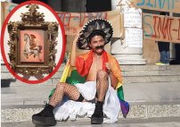 Ahora es la comunidad lésbico-gay la que se manifiesta en Bellas Artes 