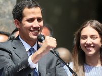 Captan a Juan Guaidó bebiendo caña y besándose ¿con otro hombre?.