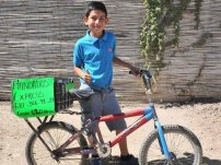 Una bici y un teléfono celular fue lo necesitó Julio (de 12 años) para iniciar su empresa. 