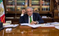 Firma AMLO memorandum para frenar la Reforma Educativa de EPN.