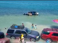 Fuerte marea se lleva autos de vacacionistas en Puerto Peñasco (VIDEO)