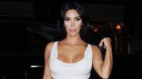 Kim Kardashian presume su figura con pequeño traje de baño
