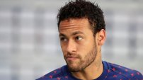 Neymar da golpiza a aficionado y lo sancionan con 8 partidos (VIDEO)