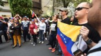 Manifestantes se enfrentan afuera de la Embajada de Venezuela en México (VIDEO)