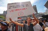 Mexicanos analizan salir a marchar en favor de AMLO y su gobierno