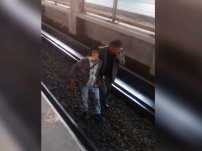 Trata de robar un celular, se tropieza, cae a las vías del metro y lo capturan. ¿Karma?