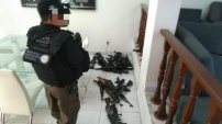 Encuentran arsenal, explosivos, dinero y droga dentro de finca en Zapopan.