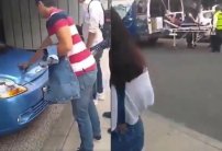 Mujer atropella a estudiante e intenta darse a la fuga; jóvenes se lo impiden (VIDEO)