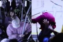 Mujer empuja a un anciano de un autobús en movimiento (VIDEO)