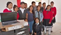 Yalitza Aparicio dona computadoras a jóvenes de Oaxaca.