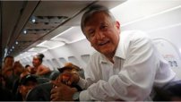 Mujer se pone romántica y le canta serenata a AMLO en pleno vuelo