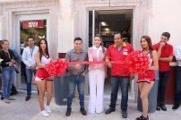 Inauguran Oxxo con edecanes y hasta un sacerdote