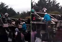 Aprovechan volcadura de trailer para robarse los refrescos que transportaban (VIDEO)
