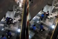 Hombres peleando casi terminan en las vías del Metro (VIDEO)
