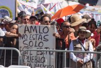 Mexicanos que viven en EU hacen más de 4 horas para cruzar a Tijuana y celebrar con AMLO. 
