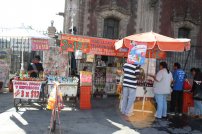 Vendedores ambulantes ganan más que profesionistas en México