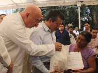 Exhiben a secretario de Salud de Chiapas como presunto aviador de PEMEX