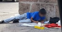 Gobierno de la 4T beca a niño que se hizo viral por hacer tarea mientras vendía dulces en Morelia.