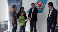 Línea aérea China regala viaje a niña mexicana para participar en competencia de matemáticas.