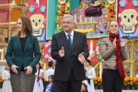 Sheinbaum y AMLO se suman a los tradicionales festejos de Día De Muertos en el Zócalo.