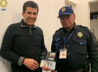 Policías de la CDMX regresan cartera con 11 mil pesos a su dueño