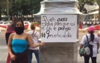 Feministas encapuchadas vandalizan estaciones del Metrobús