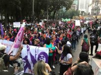 Genera indignación mamá feminista enseñando a “grafitear” a su hija