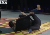 Luchadora de la UFC le quiebra el brazo a su rival y gana (VIDEO)